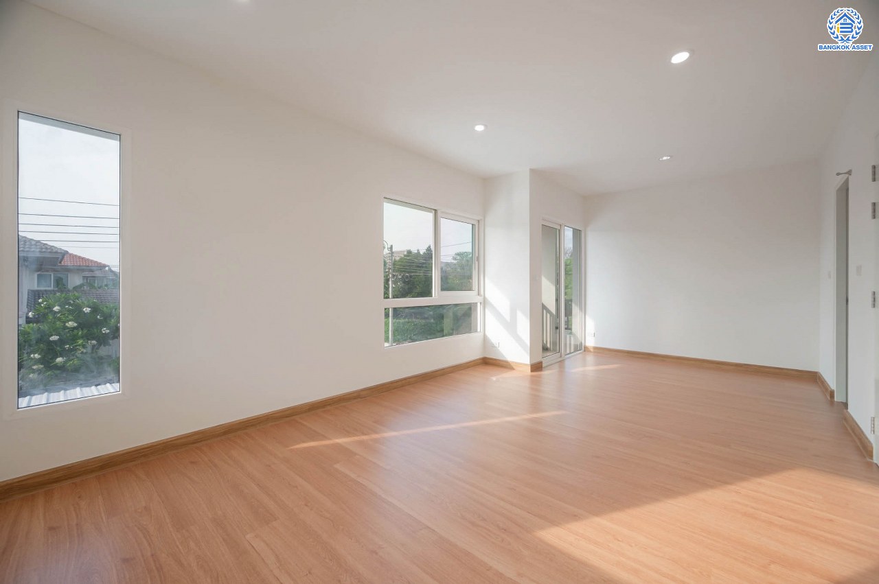 บ้านมือสองตกแต่งใหม่ จากแบรนด์Sansiri โครงการ คณาสิริ วัดพระเงิน หลังมุม ตกแต่งสไตล์โมเดิร์น เนื้อที่ 55.7 ตร.ว. ฟังก์ชัน 3 ห้องนอน 2 ห้องน้ำ 1 ห้องอเนกประสงค์ จอดรถได้ 2 คัน บนทำเลเดินทางสะดวก ใกล้รถไฟฟ้าสายสีม่วง "สถานีตลาดบางใหญ่" จุดขึ้นทางด่วน "ศรีรัช" และเซ็นทรัลเวสต์เกต